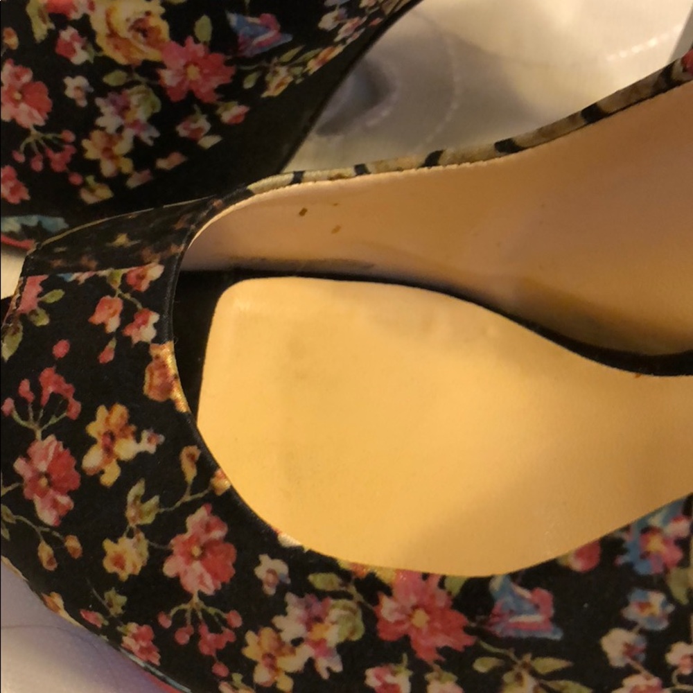 Guess Heels - Picture 4 of 5